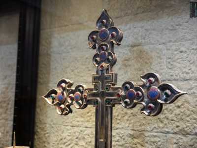 Al suo interno, infatti, vi sarebbe proprio un frammento della Croce su cui Cristo fu inchiodato